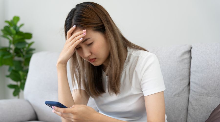 悩んでいる女性