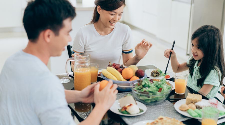 家族で夕食を食べている