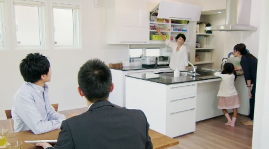 一条工務店の家に入局宅訪問をしている家族