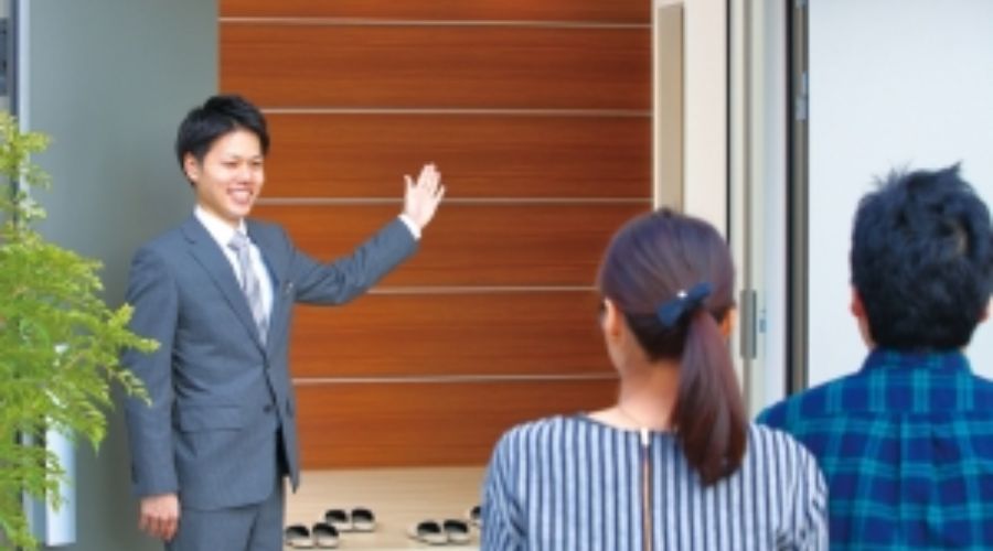 一条工務店の家に入局宅訪問をしている夫婦