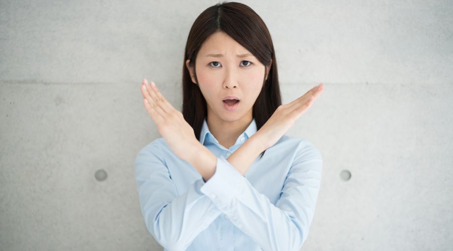 女性が拒絶している
