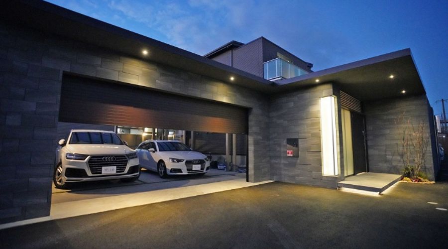 一条工務店の2台駐車ができるビルトインガレージ外観