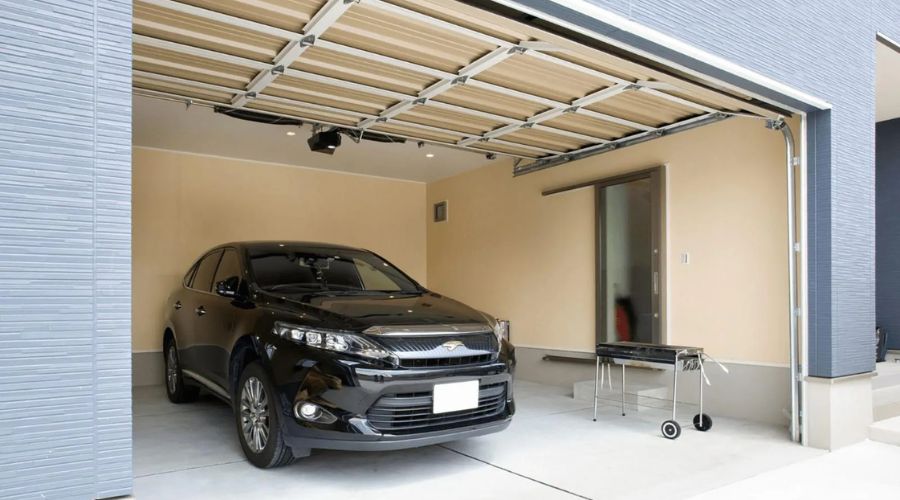 ビルトインガレージに車を停めている