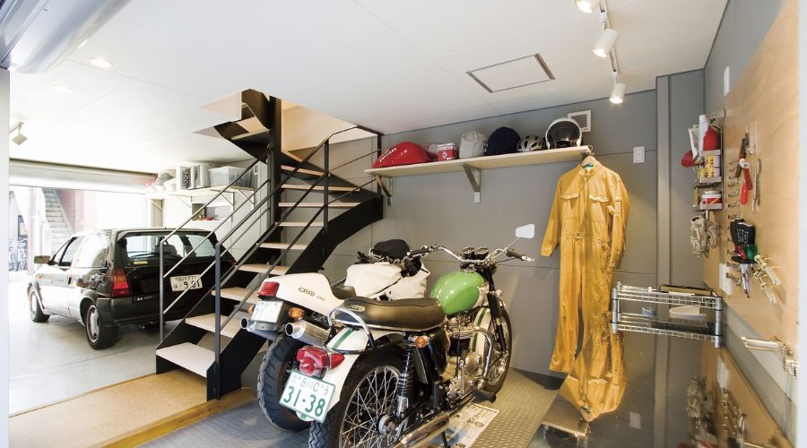 バイクを停めているビルトインガレージ