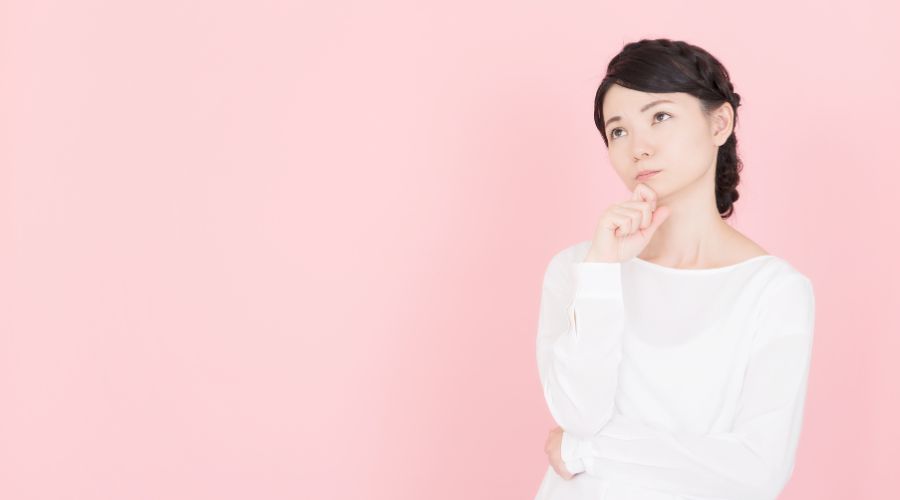 悩んでいる女性
