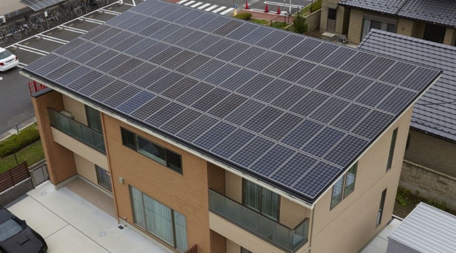 一条工務店の太陽光パネル外観