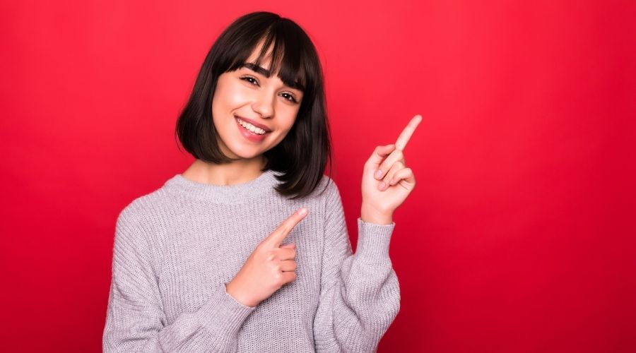 指を差している女性