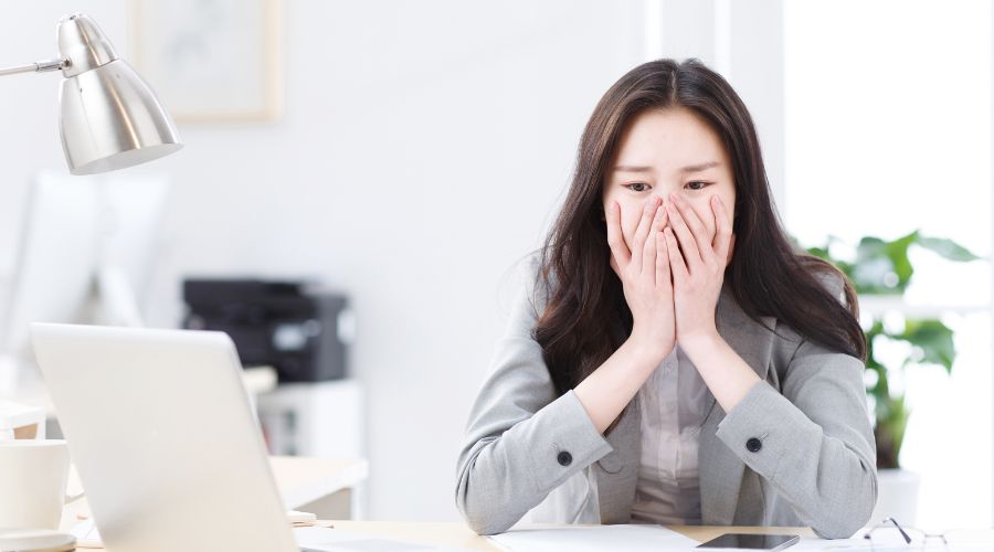びっくりしている女性