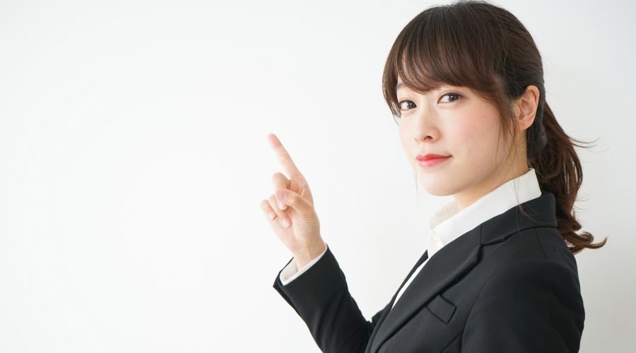 女性が指差している
