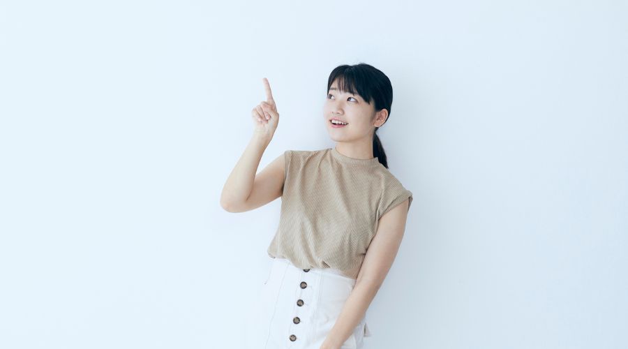 指を立てている女性