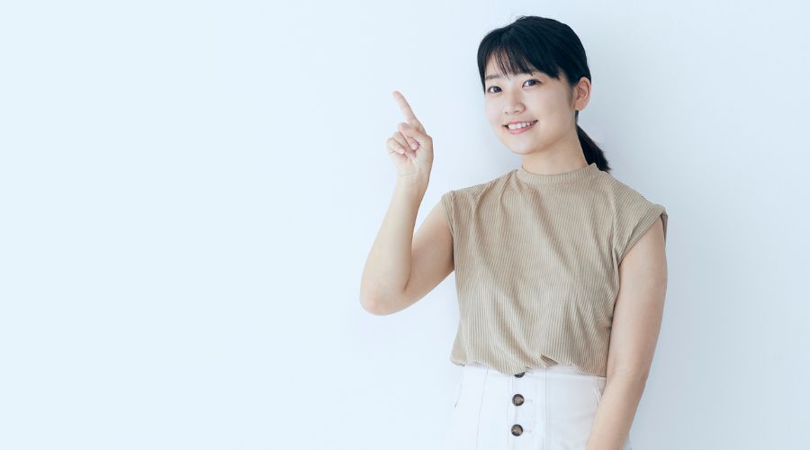 人差し指を立てている女性
