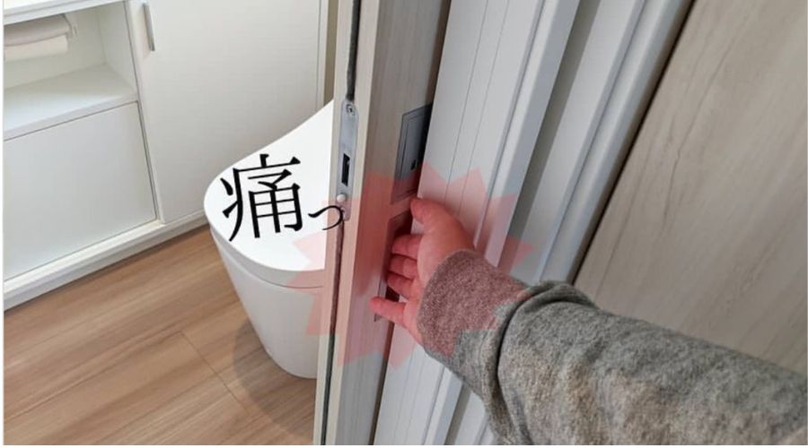 一条工務店の恐怖の扉に挟まれている手