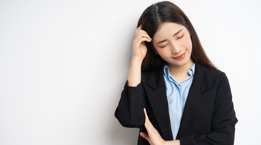 悩んでいる女性