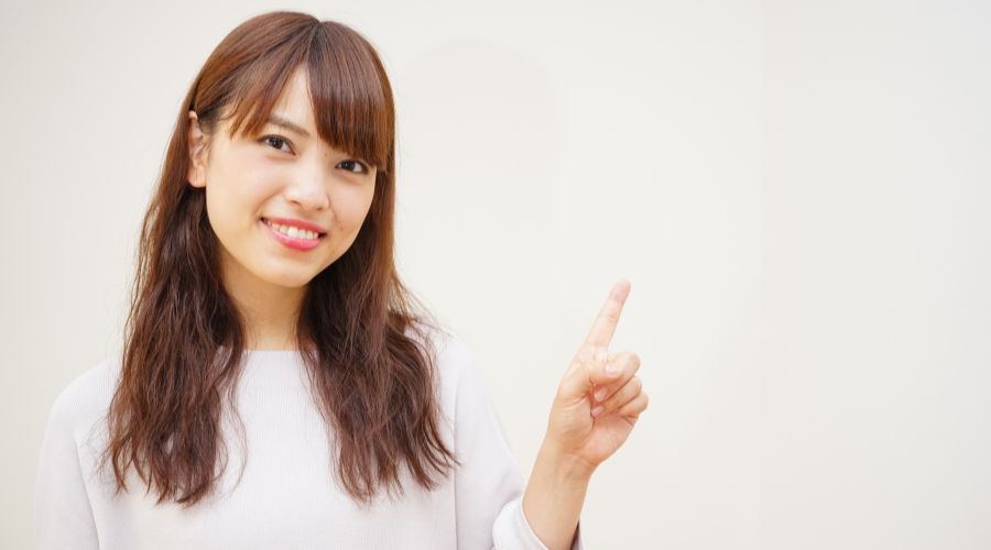 人差し指を立てている女性