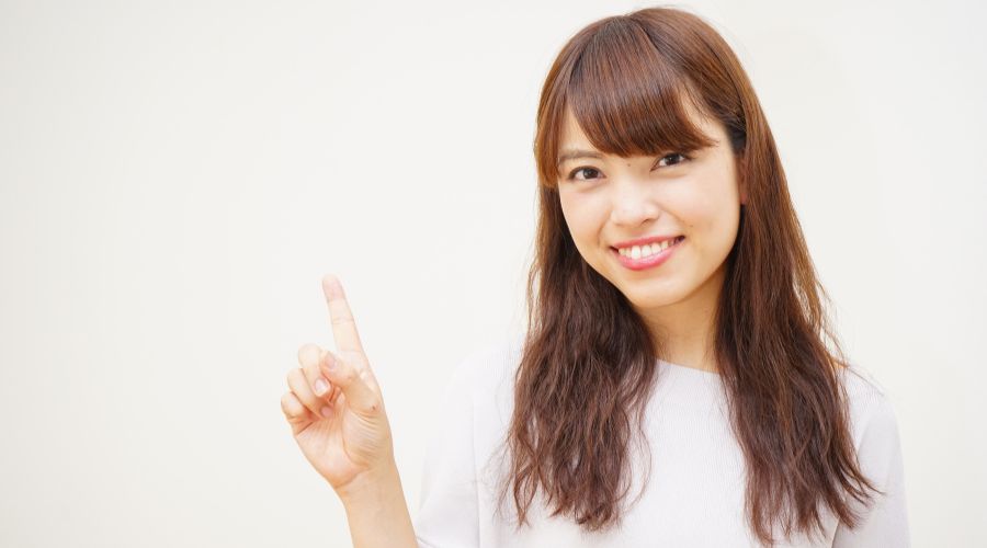 人差し指を立てている女性
