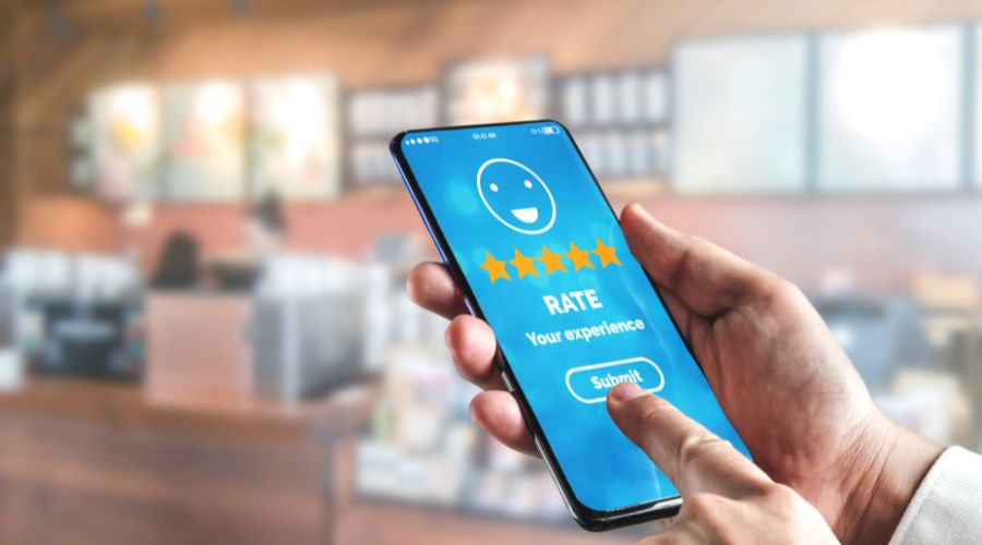 スマホで口コミ評価をしている