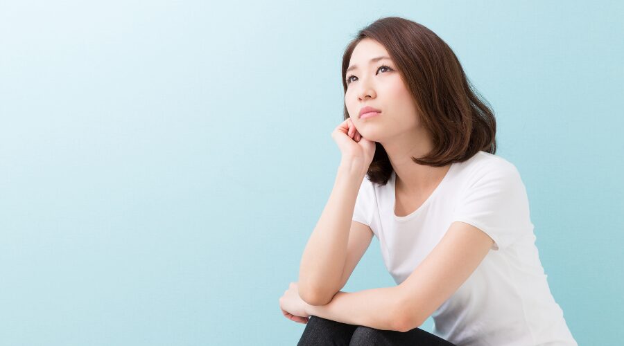 考えている女性