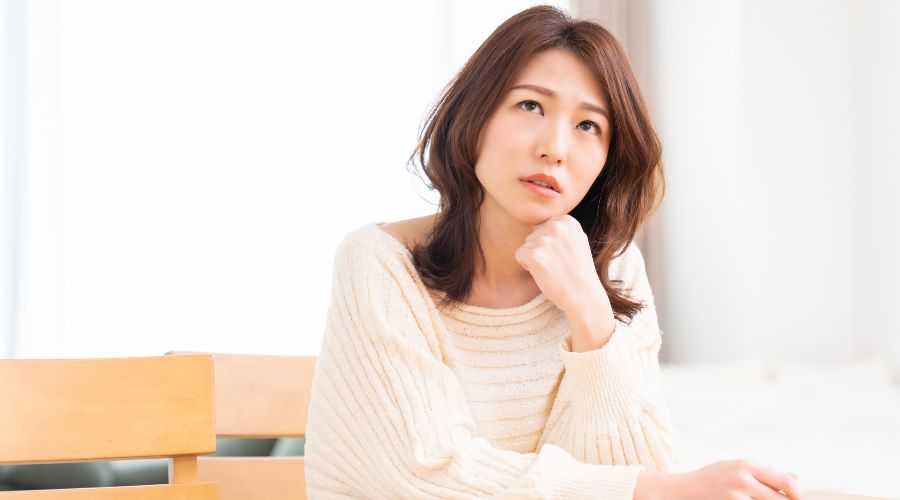 考えている女性