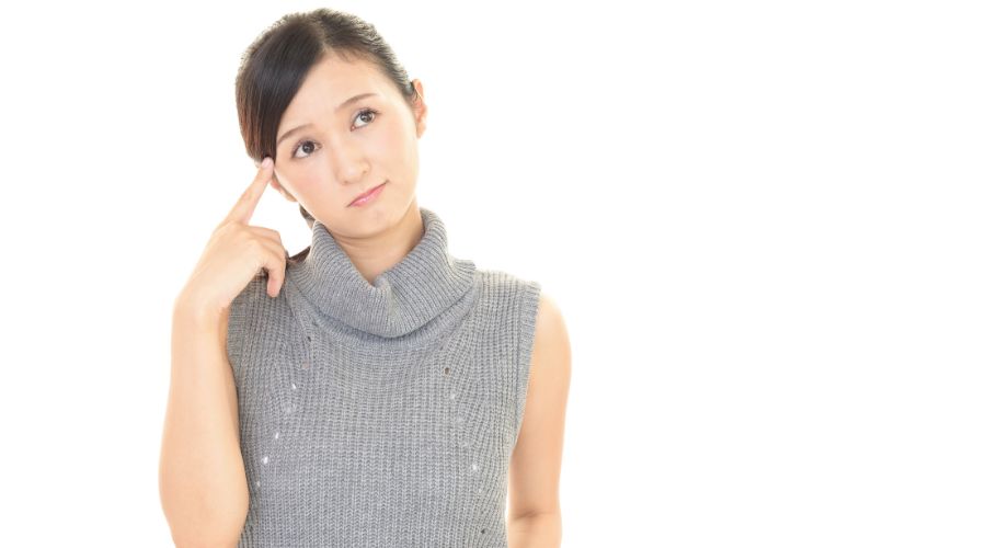 悩んでいる女性