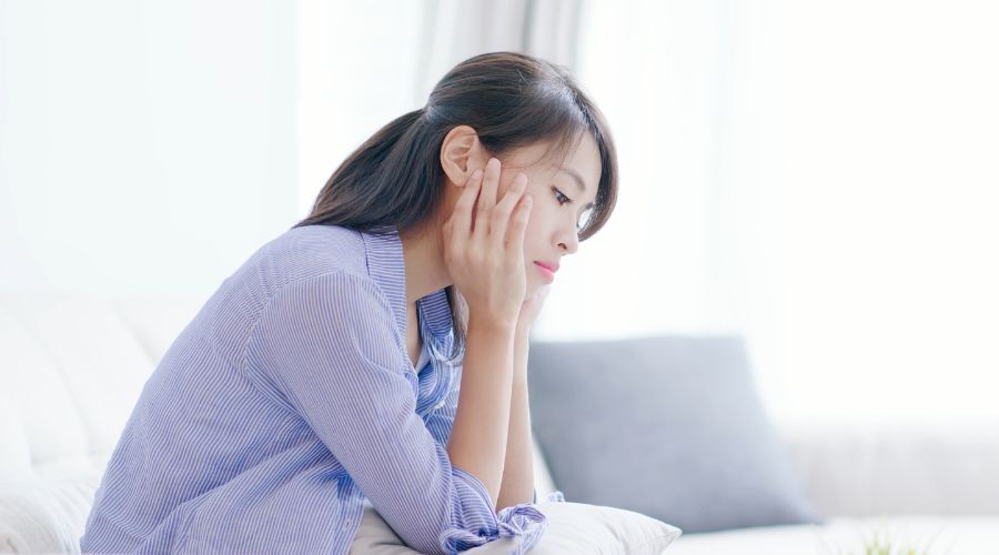 悩んでいる女性