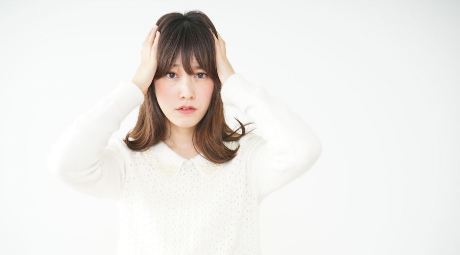 頭を抱えている女性