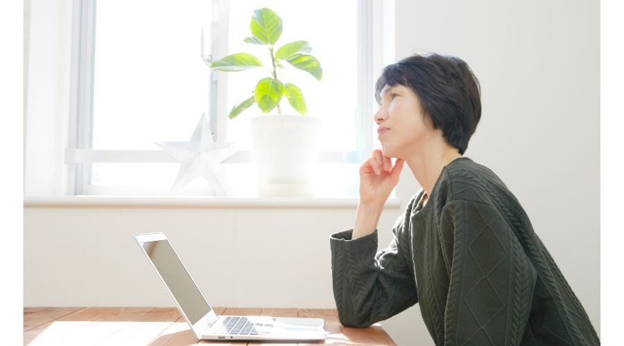 考えている女性