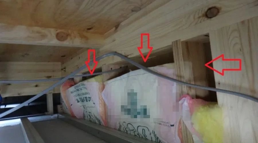 住宅断熱材が垂れ落ちている