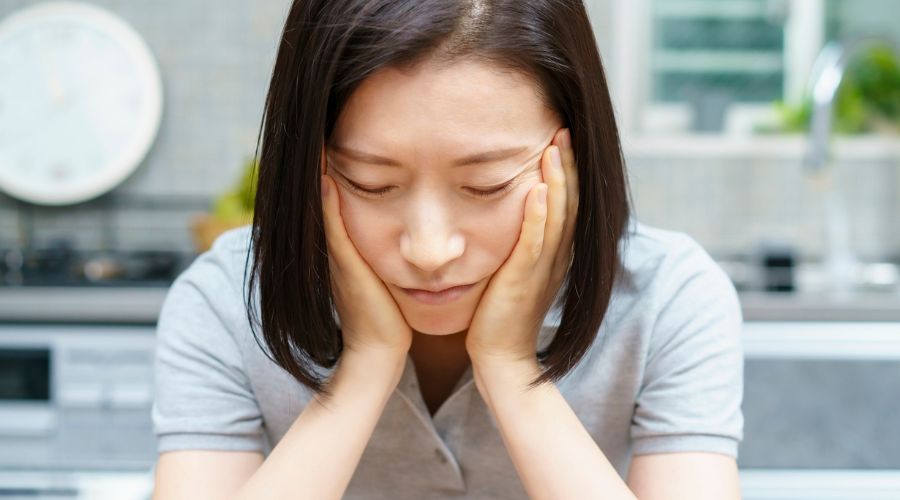 悩んでいる女性