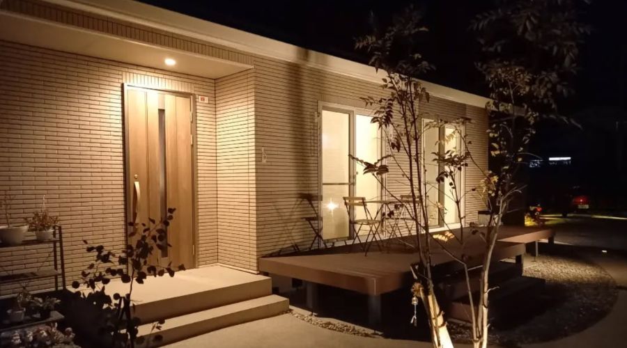 一条工務店アイスマイル平屋の外観ライトアップ