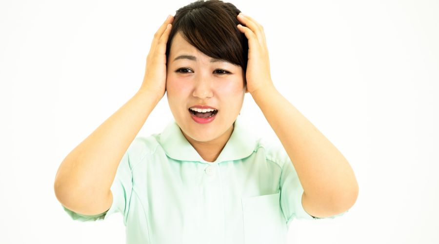 頭を抱えている女性