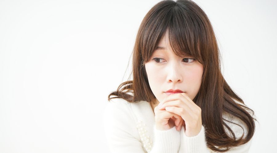 悩んでいる女性
