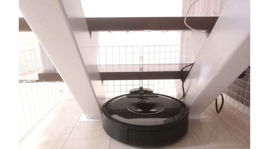 一条工務店のオープンステアをロボット掃除機で清掃している