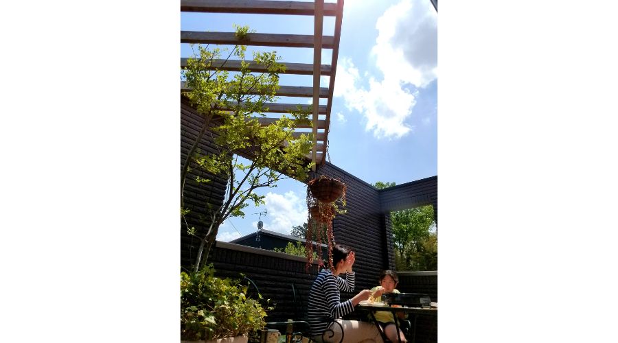 一条工務店のルーフガーデンで団欒する家族