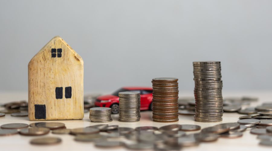 住宅の模型とお金