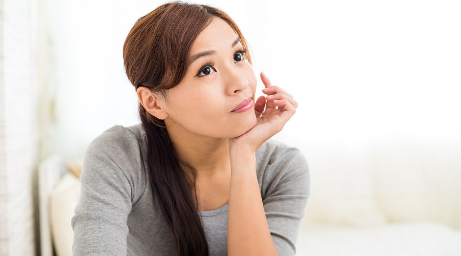 考えている女性