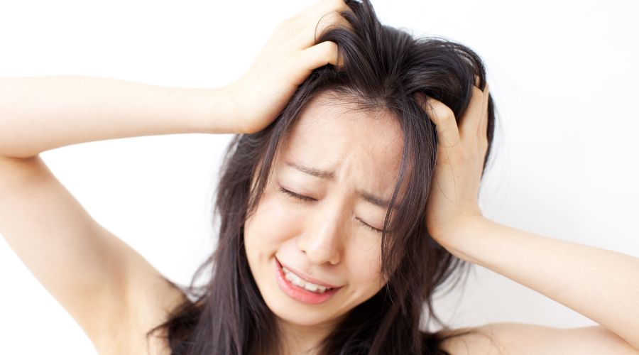 悩んでいる女性