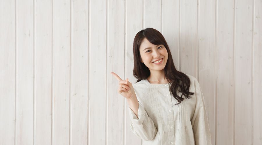人差し指を立てている女性