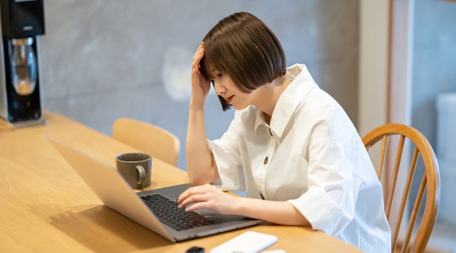 頭を抱えている女性
