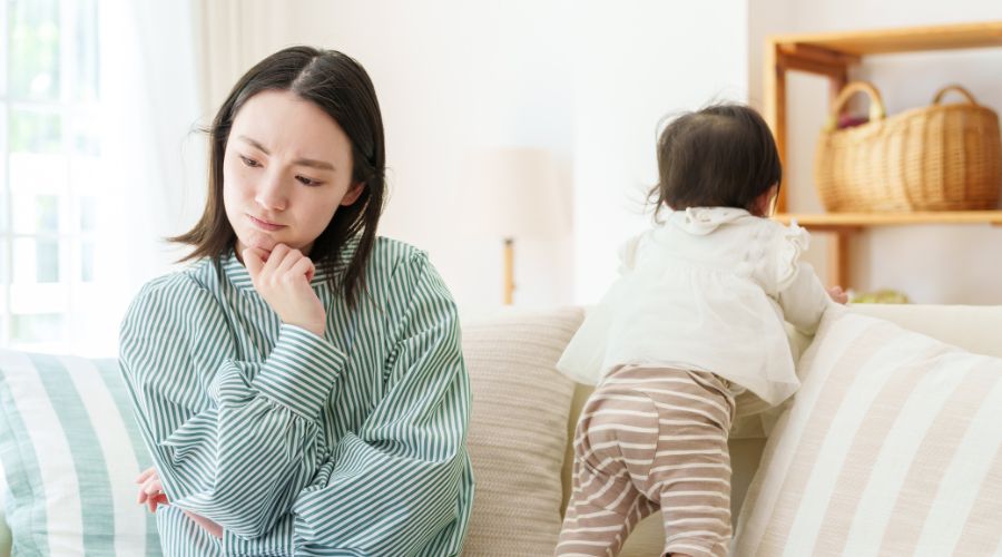 悩んでいる女性