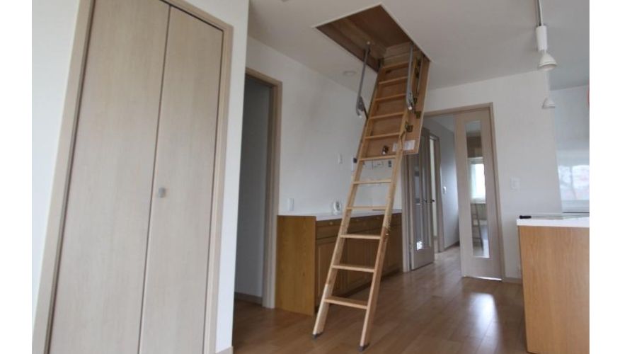 一条工務店の屋根裏（小屋裏）にあがる階段