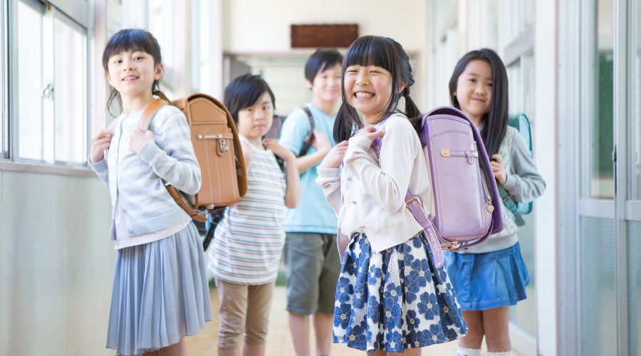 子供がランドセルを背負っている