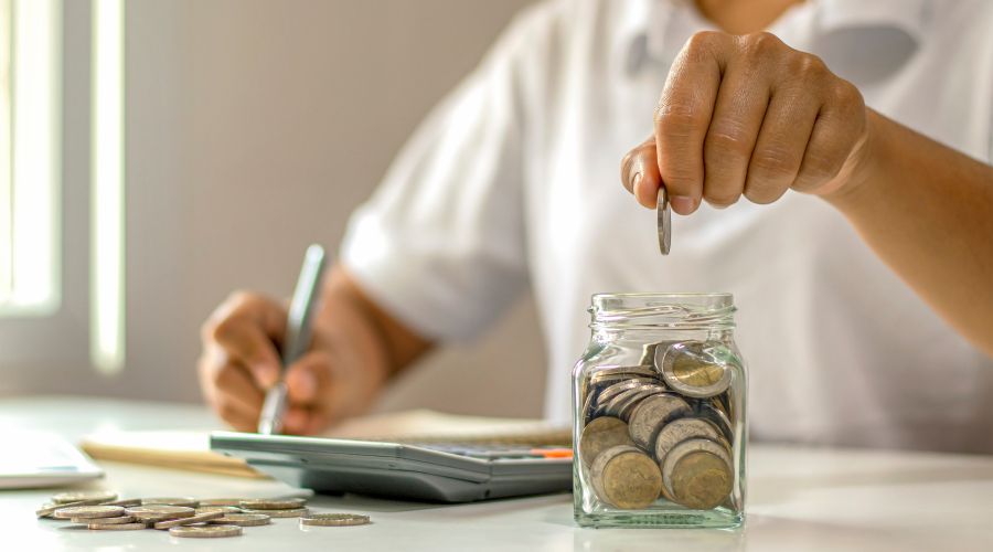 計画的にお金を貯めている男性