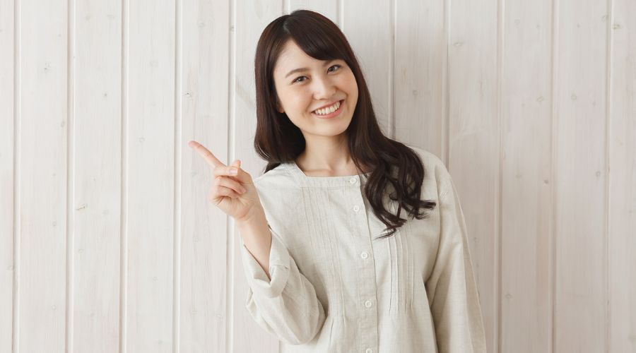 人差し指をたてている女性