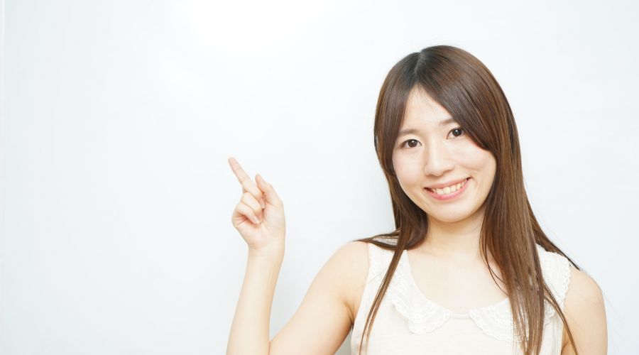 人差し指を差している女性