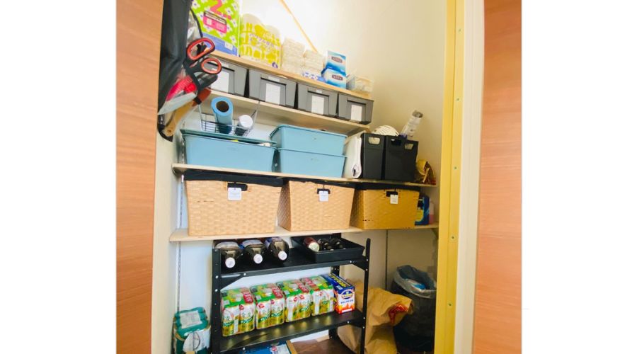 一条工務店の階段下収納に並ぶ品