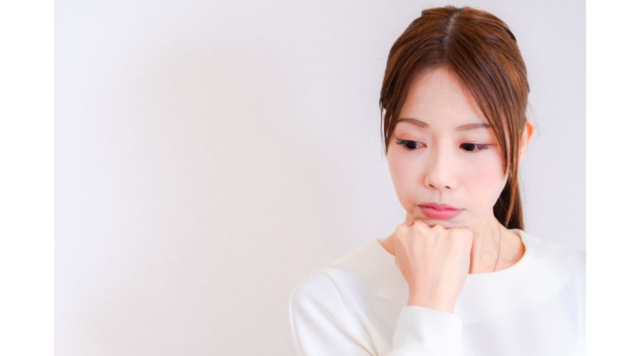 悩んでいる女性