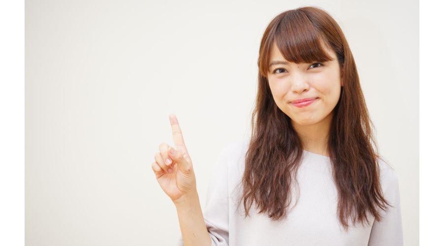 人差し指を立てている女性