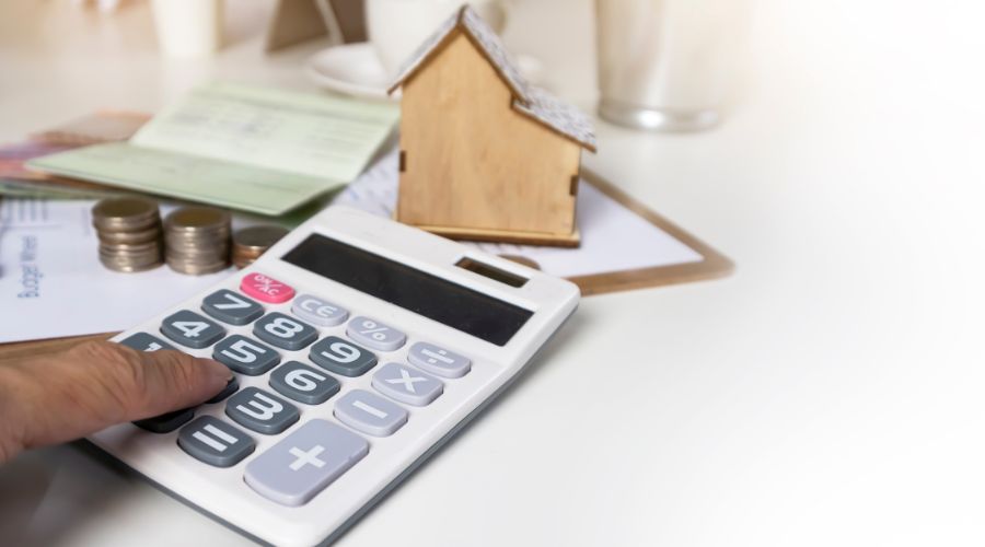 家の模型と電卓
