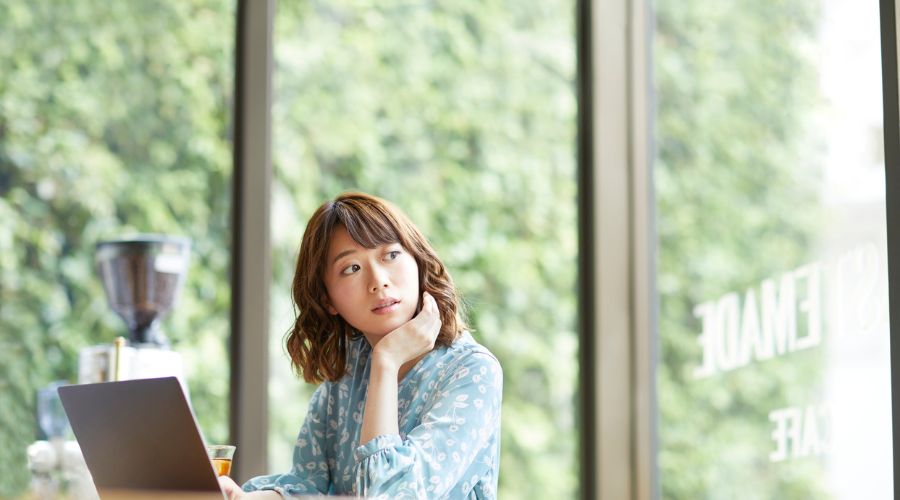 考えている女性