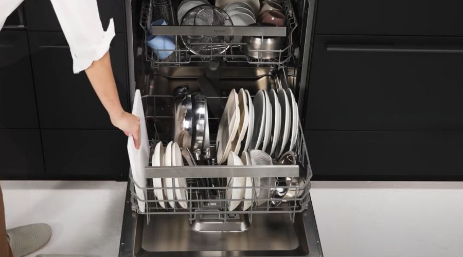 一条工務店の食洗機「フロントオープン」に食器を入れる